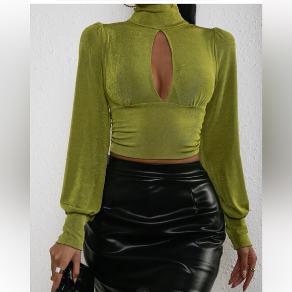Cut out lantern sleeve crop top ! - Picture 2 of 7